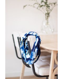 De zomer must have van 2022, een fijne zijden bourette sjaal die je zelf verft in indigo blauw met een shibori techniek (simpele knoop en verf techniek). 