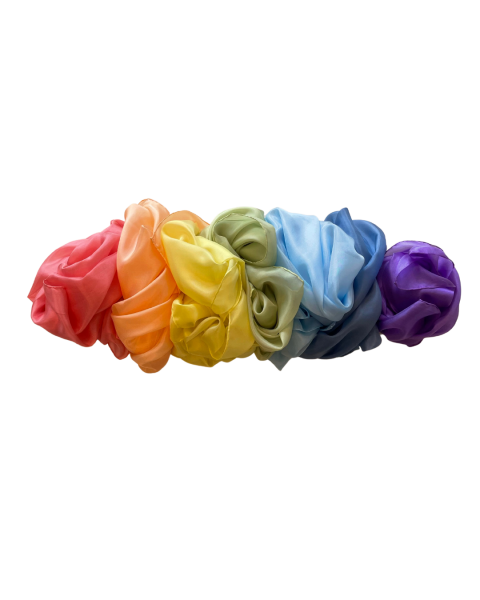 Speelzijde 90 x 90 cm in de 7 regenboog kleuren; rood, oranje, geel, groen blauw, indigo en violet.